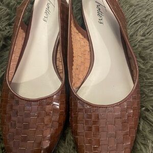 Trotters Women's Brown Woven Flats